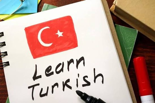 یادگیری خودآموز زبان ترکی با هوش مصنوعی